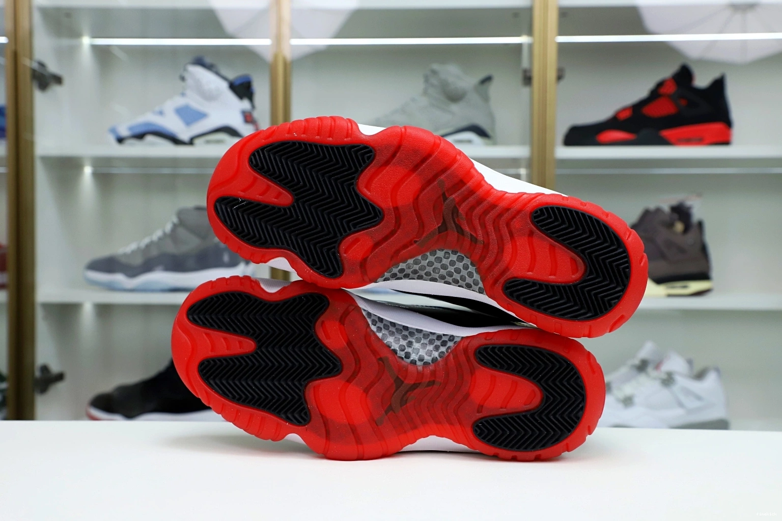 BRED 11 WHITE JORDAN LOW AIR 0317